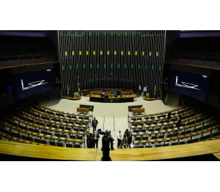 Câmara aprova taxa sobre importação e incentivos a veículos sustentáveis